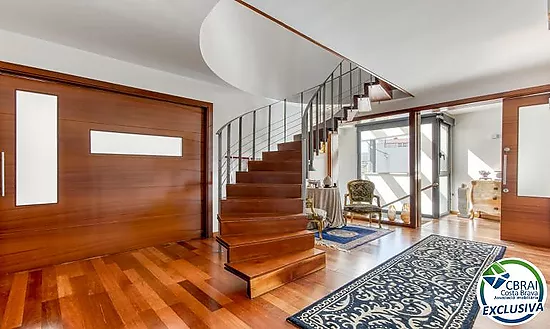 Casa unifamiliar exclusiva con ascensor, jardín y múltiples espacios independientes en Llançà