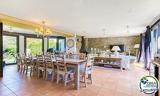 Casa unifamiliar exclusiva con ascensor, jardín y múltiples espacios independientes en Llançà