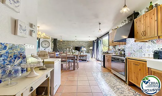 Casa unifamiliar exclusiva con ascensor, jardín y múltiples espacios independientes en Llançà