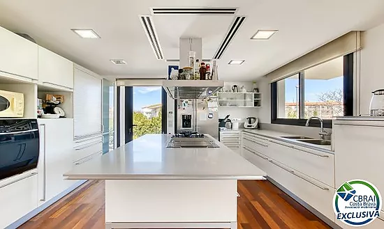 Casa unifamiliar exclusiva con ascensor, jardín y múltiples espacios independientes en Llançà
