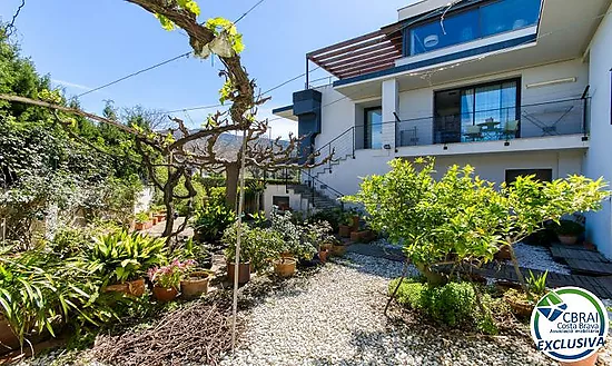 Casa unifamiliar exclusiva con ascensor, jardín y múltiples espacios independientes en Llançà