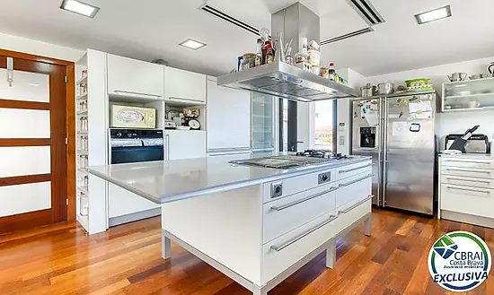 Casa unifamiliar exclusiva con ascensor, jardín y múltiples espacios independientes en Llançà