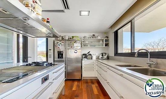 Casa unifamiliar exclusiva con ascensor, jardín y múltiples espacios independientes en Llançà