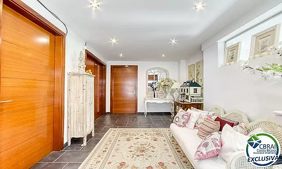 Casa unifamiliar exclusiva con ascensor, jardín y múltiples espacios independientes en Llançà