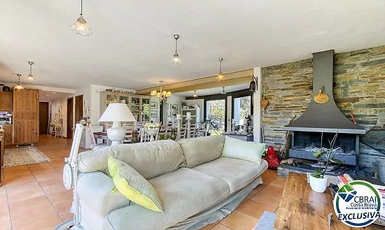 Casa unifamiliar exclusiva con ascensor, jardín y múltiples espacios independientes en Llançà