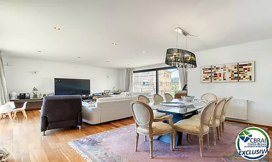 Casa unifamiliar exclusiva con ascensor, jardín y múltiples espacios independientes en Llançà