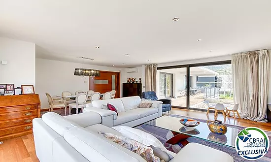 Casa unifamiliar exclusiva con ascensor, jardín y múltiples espacios independientes en Llançà