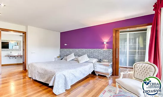 Casa unifamiliar exclusiva con ascensor, jardín y múltiples espacios independientes en Llançà