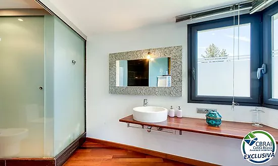 Casa unifamiliar exclusiva con ascensor, jardín y múltiples espacios independientes en Llançà
