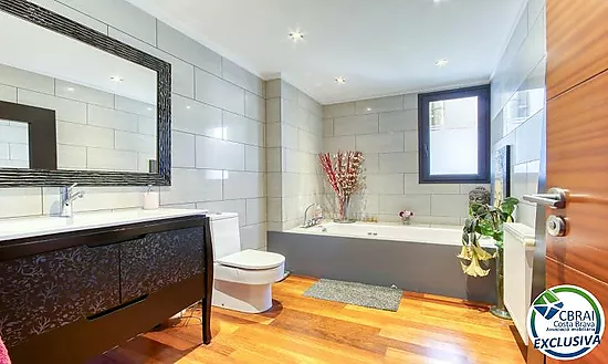 Casa unifamiliar exclusiva con ascensor, jardín y múltiples espacios independientes en Llançà
