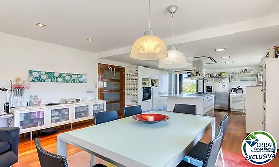 Casa unifamiliar exclusiva con ascensor, jardín y múltiples espacios independientes en Llançà