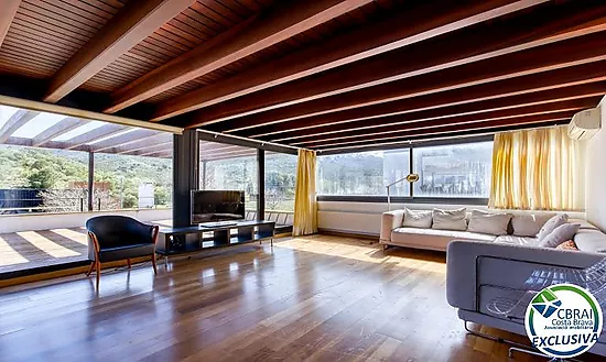Casa unifamiliar exclusiva con ascensor, jardín y múltiples espacios independientes en Llançà