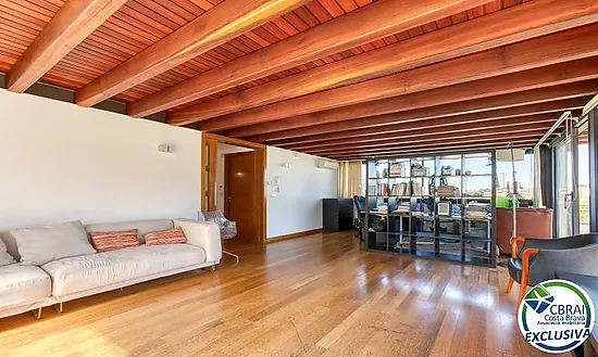 Casa unifamiliar exclusiva con ascensor, jardín y múltiples espacios independientes en Llançà