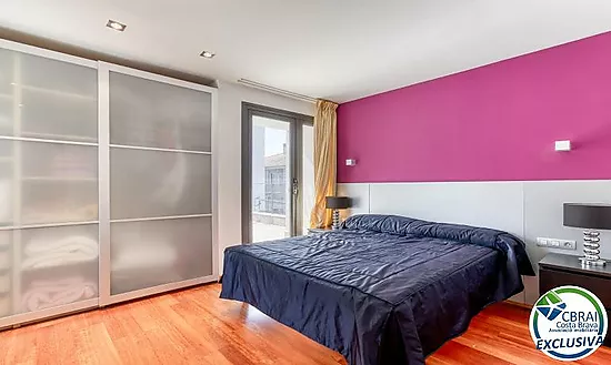 Casa unifamiliar exclusiva con ascensor, jardín y múltiples espacios independientes en Llançà
