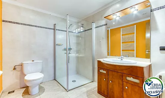 Casa unifamiliar exclusiva con ascensor, jardín y múltiples espacios independientes en Llançà