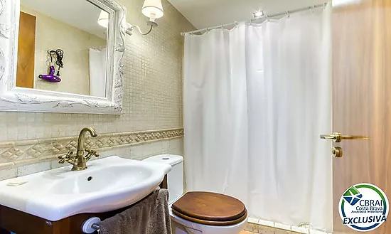 Casa unifamiliar exclusiva con ascensor, jardín y múltiples espacios independientes en Llançà
