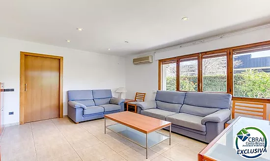 Casa unifamiliar exclusiva con ascensor, jardín y múltiples espacios independientes en Llançà