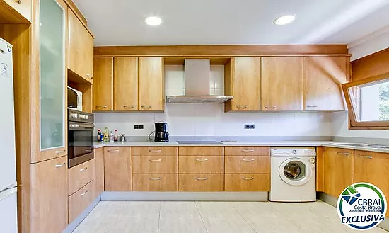 Casa unifamiliar exclusiva con ascensor, jardín y múltiples espacios independientes en Llançà