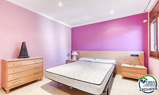 Casa unifamiliar exclusiva con ascensor, jardín y múltiples espacios independientes en Llançà