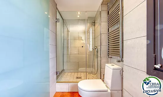 Casa unifamiliar exclusiva con ascensor, jardín y múltiples espacios independientes en Llançà