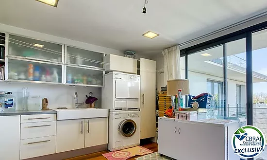 Casa unifamiliar exclusiva con ascensor, jardín y múltiples espacios independientes en Llançà