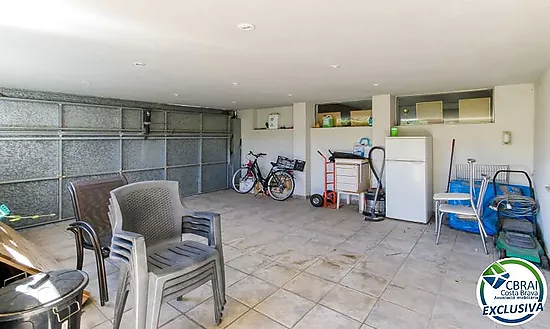 Casa unifamiliar exclusiva con ascensor, jardín y múltiples espacios independientes en Llançà