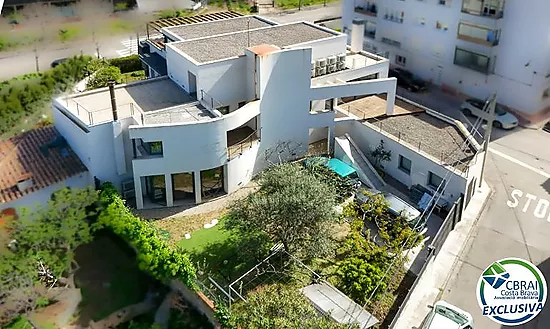 Casa unifamiliar exclusiva con ascensor, jardín y múltiples espacios independientes en Llançà