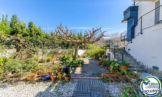 Casa unifamiliar exclusiva con ascensor, jardín y múltiples espacios independientes en Llançà