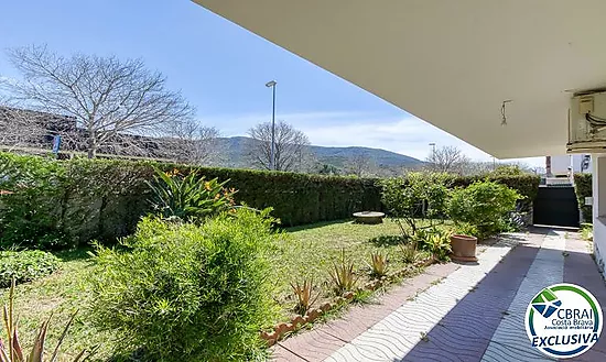 Casa unifamiliar exclusiva con ascensor, jardín y múltiples espacios independientes en Llançà