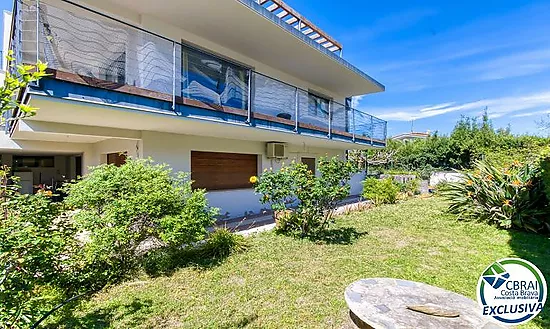 Casa unifamiliar exclusiva con ascensor, jardín y múltiples espacios independientes en Llançà