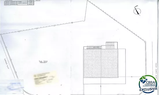 Casa unifamiliar exclusiva con ascensor, jardín y múltiples espacios independientes en Llançà