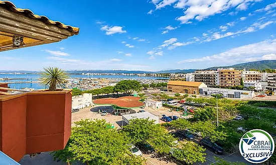 Ático con vistas al mar y terraza a 200 m de la playa en Roses