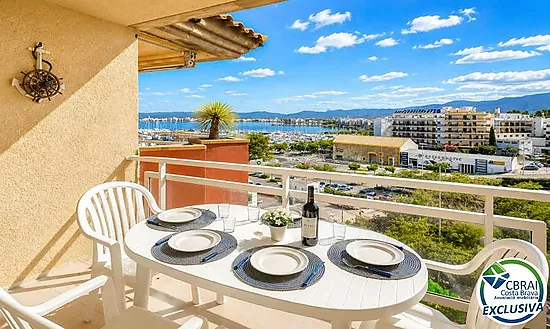 Ático con vistas al mar y terraza a 200 m de la playa en Roses