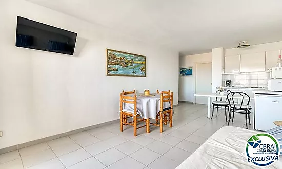 Ático con vistas al mar y terraza a 200 m de la playa en Roses