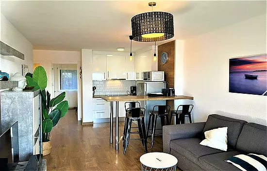REFURBISHED APARTMENT WITH SEA VIEW & TOURIST LICENSE