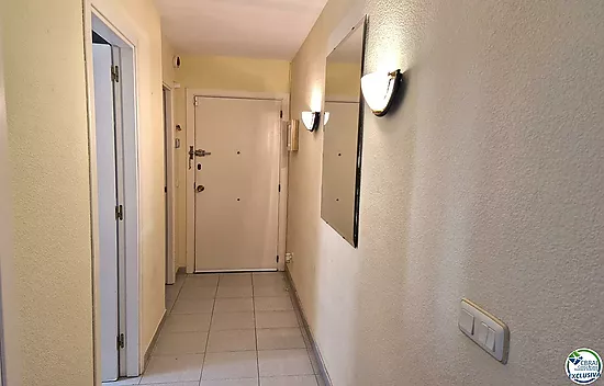 Apartment with 2 double bedrooms, located in the charming area of the Fishing Port of Roses.