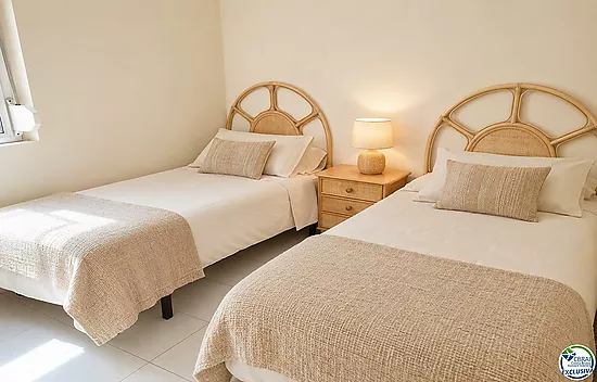 Apartment with 2 double bedrooms, located in the charming area of the Fishing Port of Roses.
