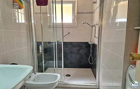 Apartment with 2 double bedrooms, located in the charming area of the Fishing Port of Roses.