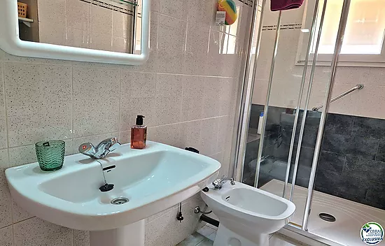 Apartment with 2 double bedrooms, located in the charming area of the Fishing Port of Roses.