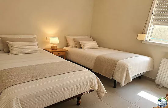Apartment with 2 double bedrooms, located in the charming area of the Fishing Port of Roses.