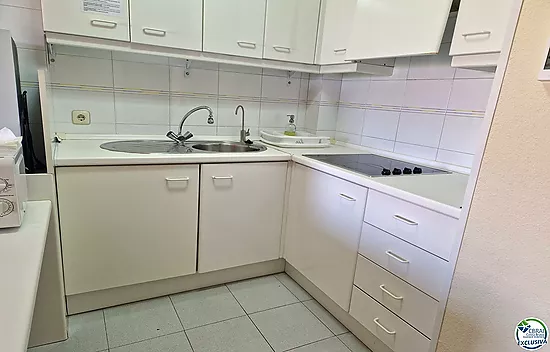 Apartment with 2 double bedrooms, located in the charming area of the Fishing Port of Roses.