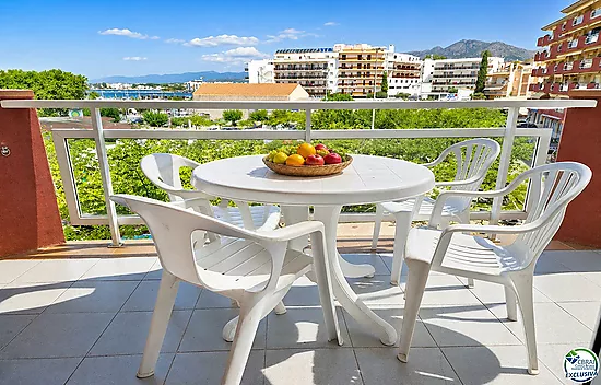 Apartment with 2 double bedrooms, located in the charming area of the Fishing Port of Roses.