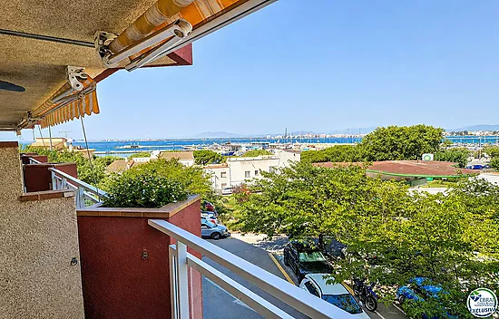 Apartment with 2 double bedrooms, located in the charming area of the Fishing Port of Roses.