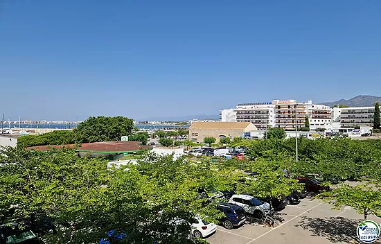 Apartment with 2 double bedrooms, located in the charming area of the Fishing Port of Roses.