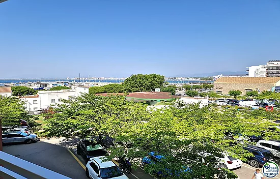 Apartment with 2 double bedrooms, located in the charming area of the Fishing Port of Roses.