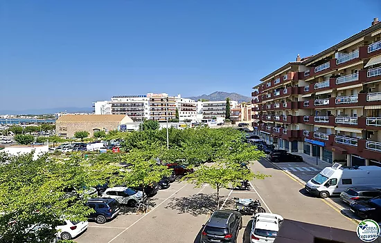 Apartment with 2 double bedrooms, located in the charming area of the Fishing Port of Roses.