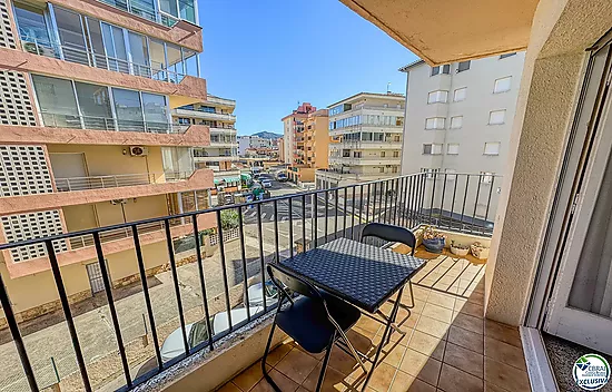 Cosy 2-bedroom apartment with terrace — Roses (Santa Margarita)