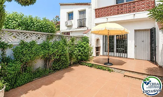 Great Opportunity in Empuriabrava – Charming Townhouse with Terrace and Barbecue for €130,000