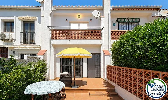 Great Opportunity in Empuriabrava – Charming Townhouse with Terrace and Barbecue for €130,000