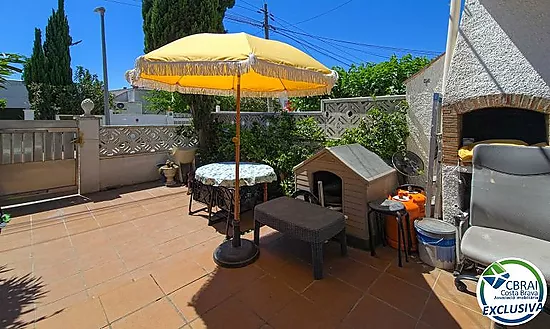 Great Opportunity in Empuriabrava – Charming Townhouse with Terrace and Barbecue for €130,000